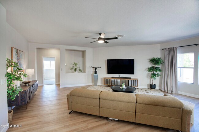 Building Photo - 1302 E Milada Dr