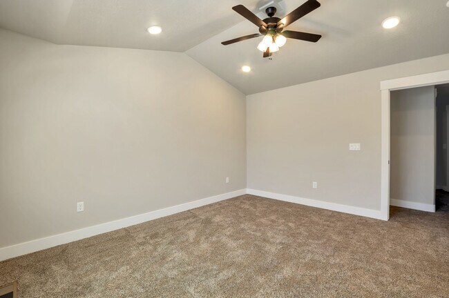 Building Photo - Stunning 3 Bed - 2.5 Bath Townhome in Amazing Layton Location! Available on NOW!