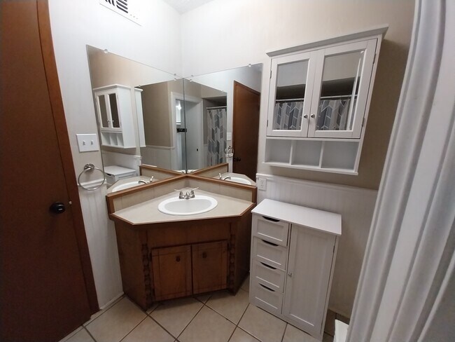 Building Photo - 608 Mayflower Ln