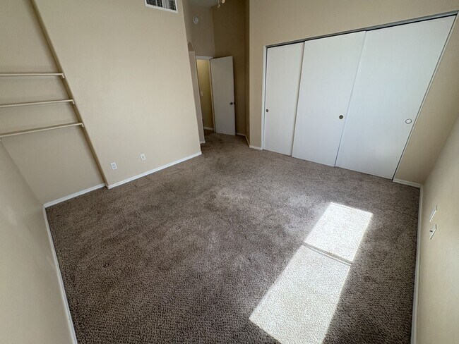 Building Photo - Move in ready east side rental
