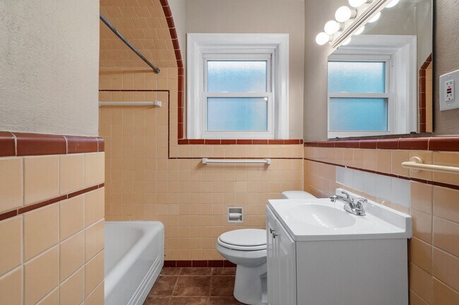 Building Photo - The Big Ol-eetha