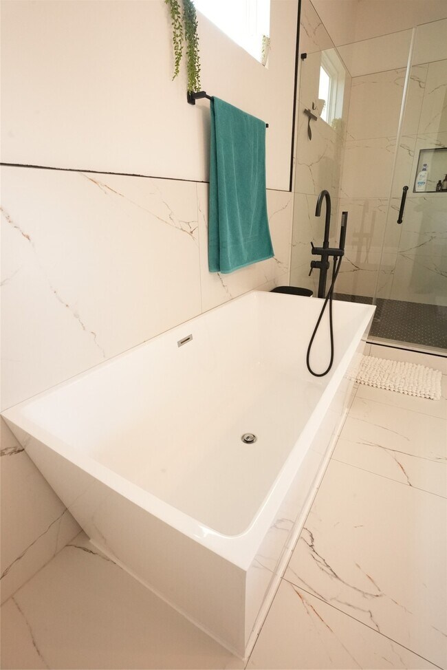 Building Photo - 2406 Mann St