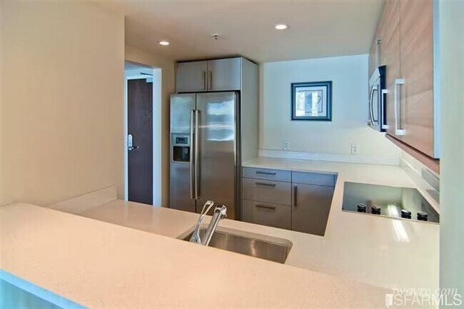 Building Photo - 555 4th St