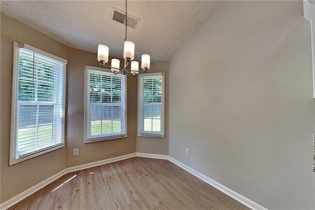 Building Photo - 638 Castlebrooke Way SE