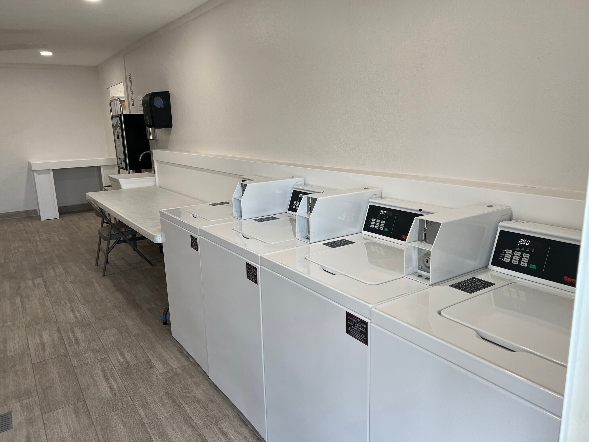 Clubhouse laundry - 8815 Bay Pointe Dr