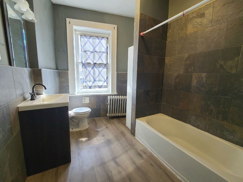 Building Photo - 684 Summer Ave