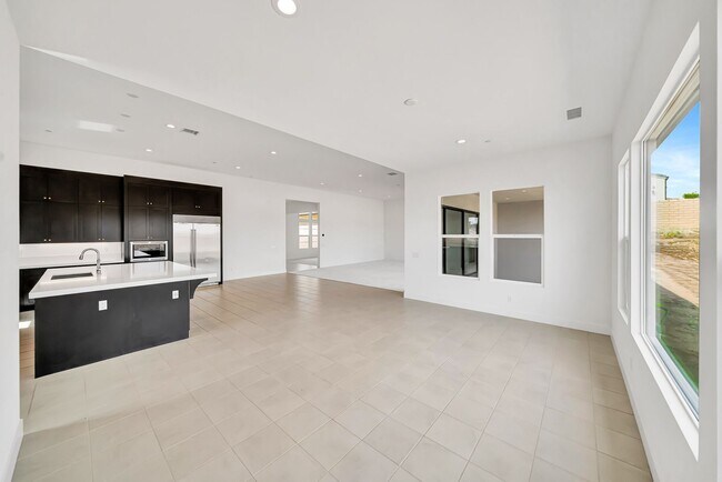 Building Photo - 30000 N Camino los Robles