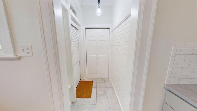 Building Photo - 345 Cloverdale Rd