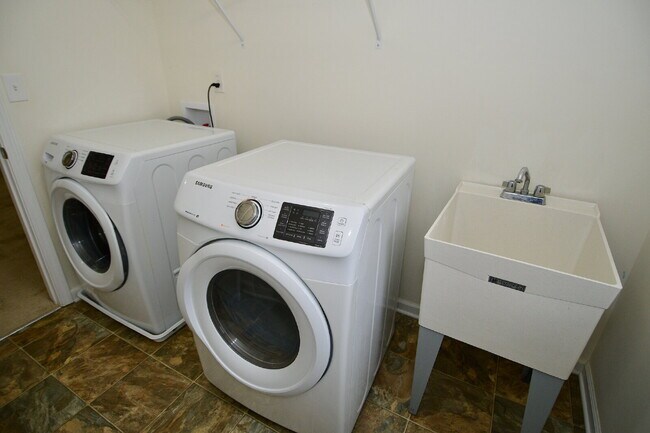 Building Photo - Spacious 5-bedroom, 3 full bath home in the Greenwood/Clark Pleasant area