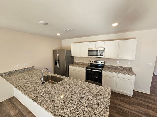 Building Photo - Like New Townhome in the heart of Newton