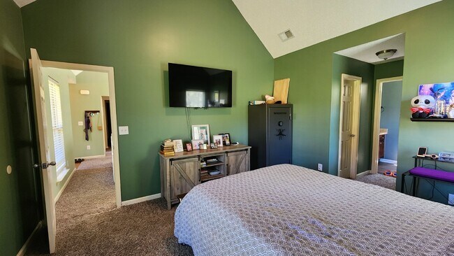 Building Photo - Convenient to west gate of Ft Moore