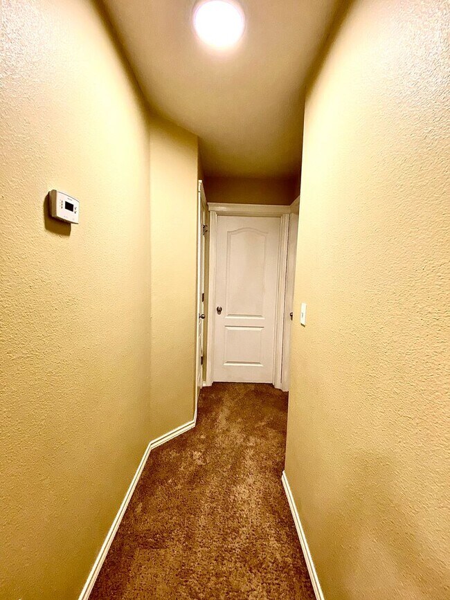 Building Photo - 3 bedroom 2 bath Walking Distance to Sage Valley Middle School