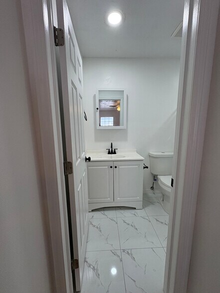 Building Photo - 1802 Parkwood Dr