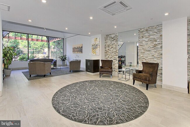 Building Photo - 1301 N Courthouse Rd