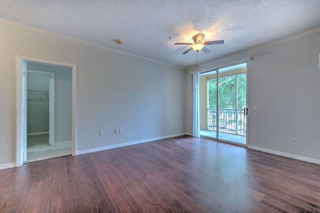 Building Photo - Very nicely upgraded  2bed/2bath 2nd floor...