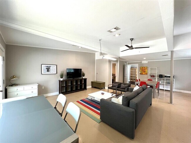 Building Photo - 3500 Del Robles Dr