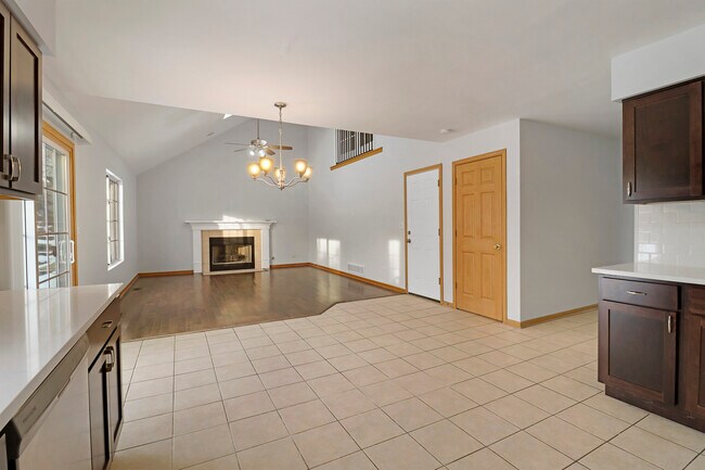 Building Photo - 1462 Glen Ellyn Rd