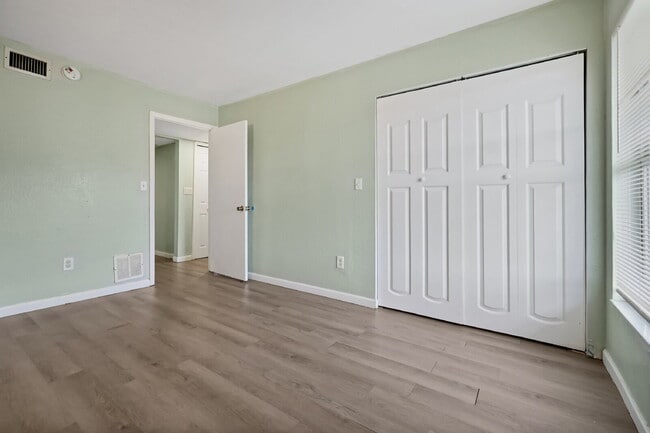 Building Photo - "Bright 2-Bed, 2-Bath Condo Retreat with Pool & Lake Views"