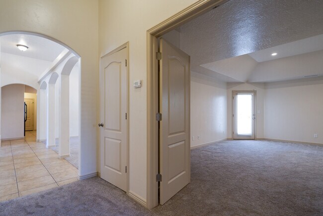 Building Photo - 3 Bedroom Plus Office in The Knolls at Little Valley