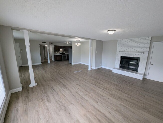 Building Photo - Farmview Vista - Section 8 Friendly!