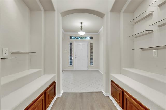 Building Photo - 8327 Robertson Dr