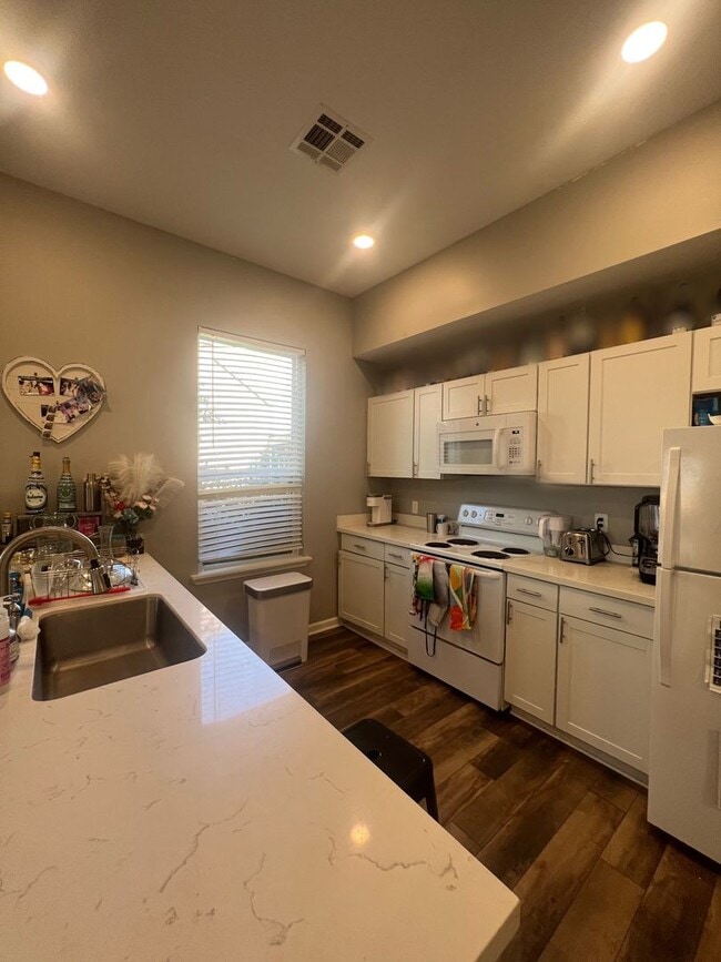 Building Photo - 5bd/3ba Adorable Home Available for Next School Year!