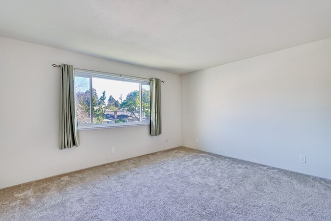 Building Photo - Conveniently located 2BR/1.5BA townhome style duplex unit in Sunnyvale