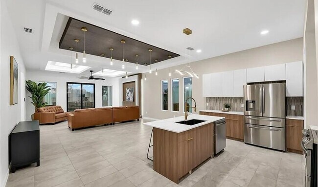 Building Photo - Luxury Living in Hyde Park – Edinburg/McAl...