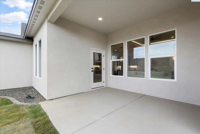 Building Photo - Modern 4-Bedroom Home in Desirable Richland
