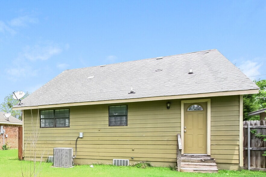 Building Photo - 913 Joe Bailey St