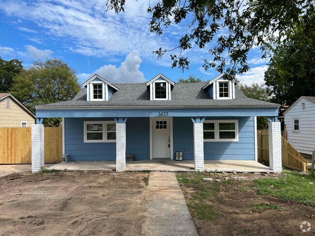 Building Photo - 2423 N Quincy Ave