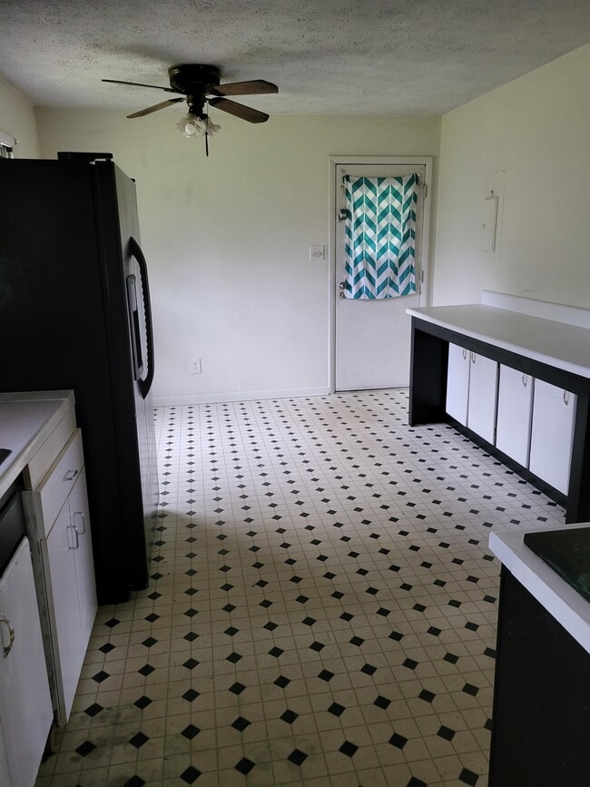 Building Photo - 6811 Radial Dr