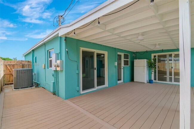 Building Photo - 320 NW 51st Ct