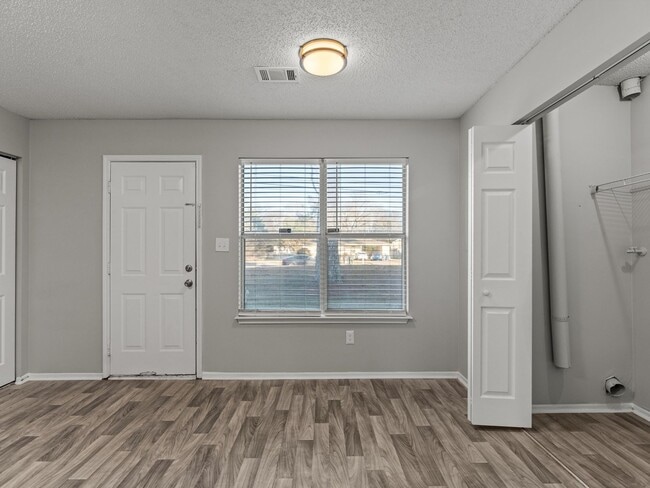 Building Photo - Three Bedroom/Two Bath Townhome