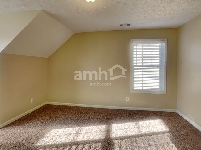 Building Photo - 700 Rosehill Ln