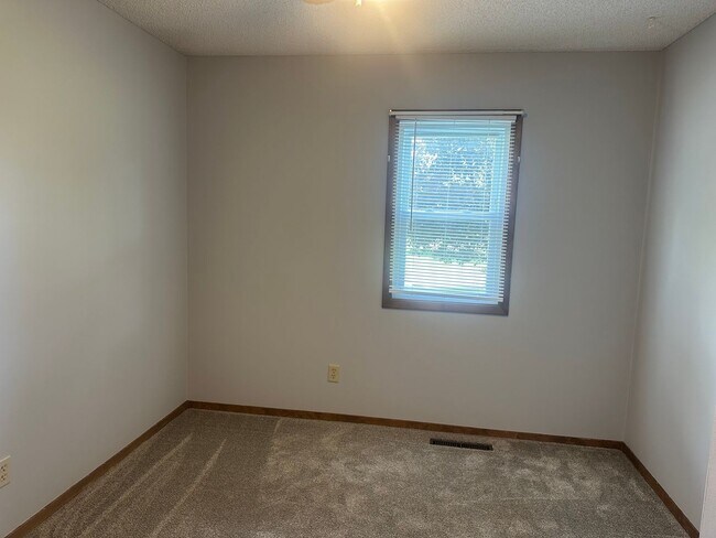 Building Photo - 537 Memorial Dr