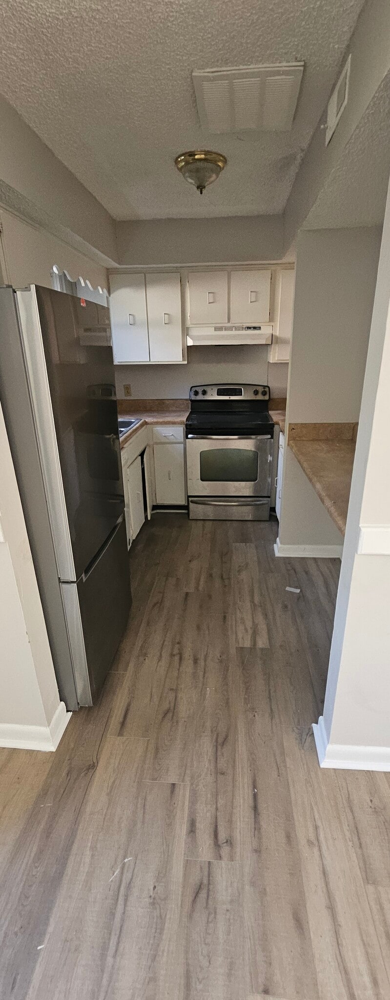 Dining area and entrance to kitchen - 5515 Country Dr