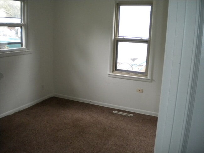 Building Photo - Pet Friendly 3 bedroom, 1 bath