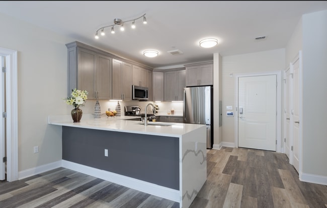 Building Photo - Luxury 1- & 2-Bedroom Apartments in Paramu...