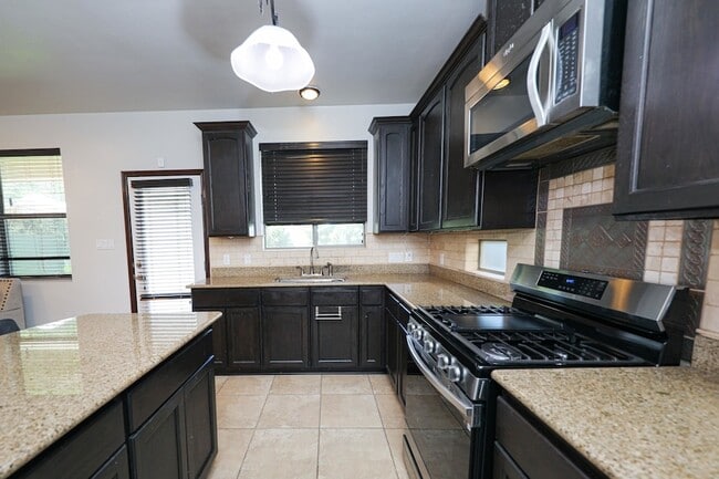 Building Photo - 9813 Sandhill Dr