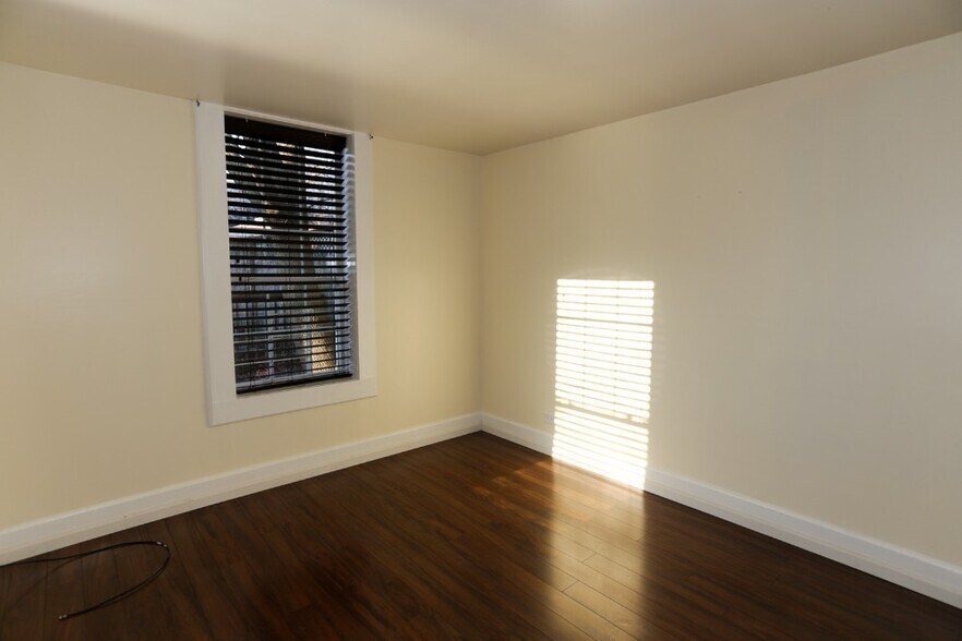 Building Photo - 2031 W Moffat St