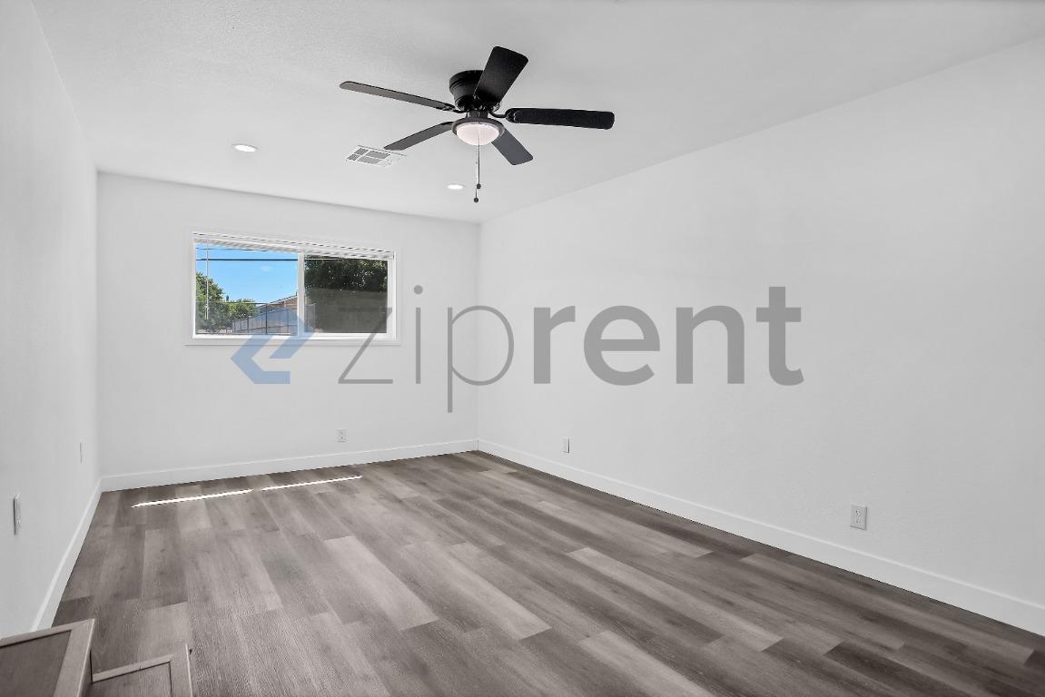 Building Photo - Unit