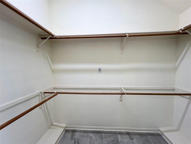 Building Photo - 10 Troon Dr