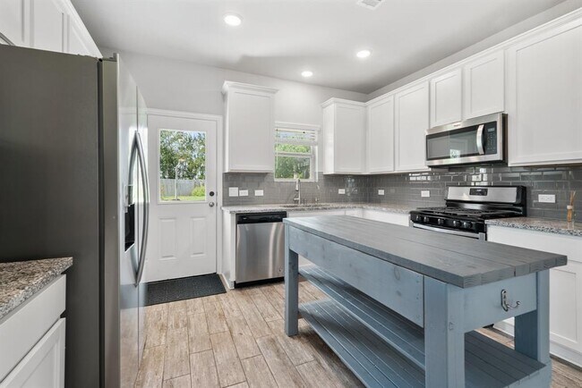 Building Photo - 31711 Azzaro Cir