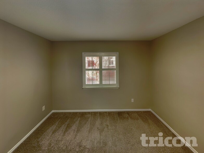 Building Photo - 1811 NE 89th Cir