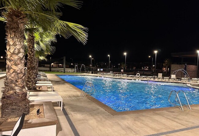 Building Photo - Dog Friendly! 3 Bedroom 2 Bathroom Townhom...