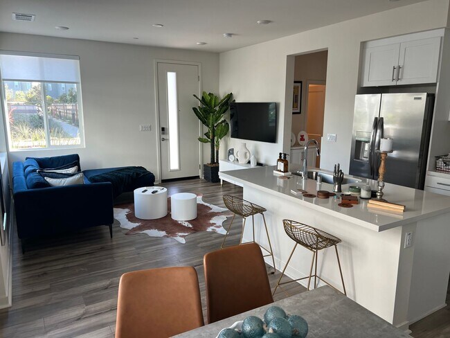 Building Photo - 3 bed, 2.5 bath located in Ontario!