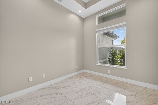 Building Photo - 2532 SW 26th Pl