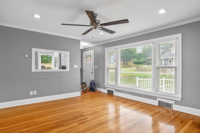 Building Photo - 3 Bed/2 Bath.  Pet Friendly. Large Yard. No Security Deposit