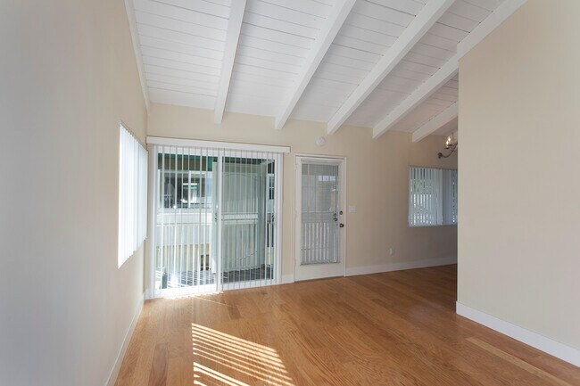 Building Photo - 3733 Riviera Dr